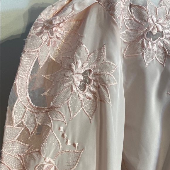 10 A Vintage Floral Lace Blouse with Sheer Details - Picture 6 of 9